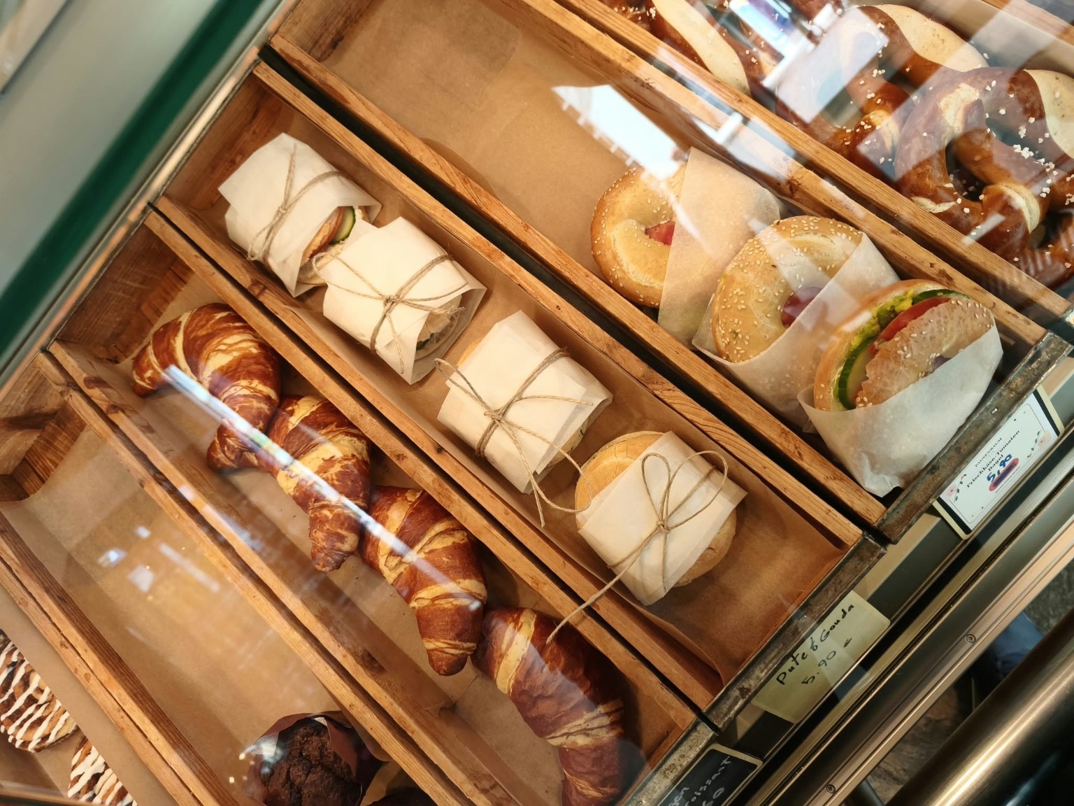 Croissants und Frühstücksauswahl