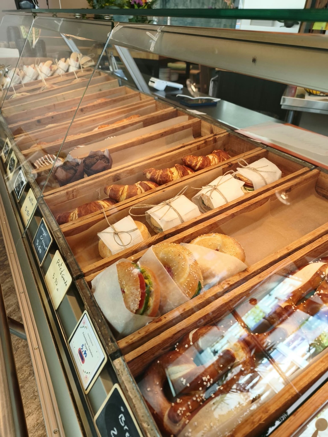 Theke mit Gebäck und Snack-Auswahl
