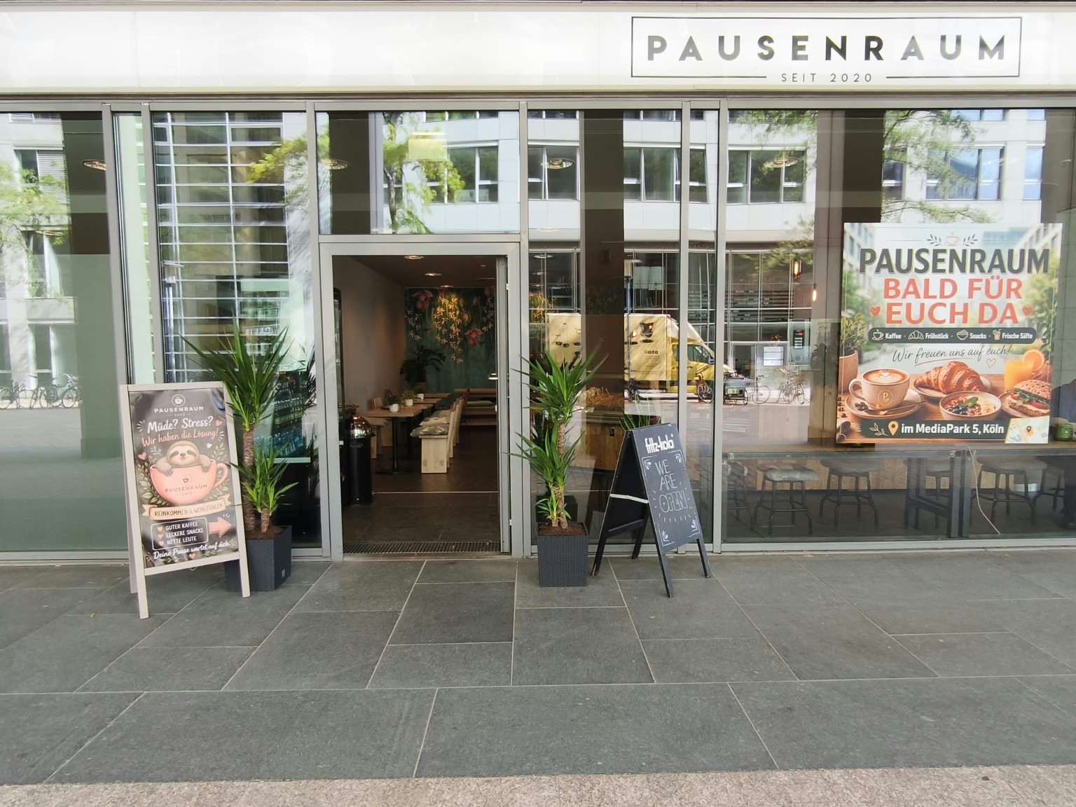 Außenansicht des Cafés mit Schaufenster