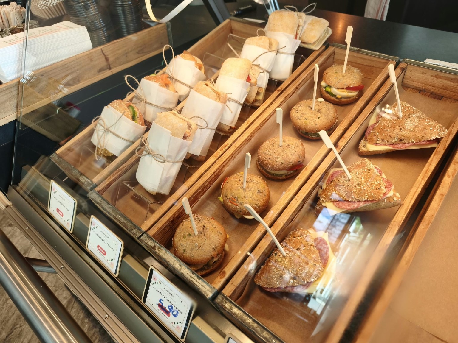 Frisch belegte Sandwiches und Snacks
